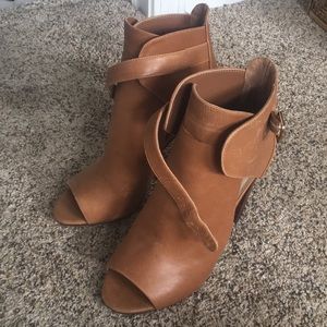 Peep toed leather sandals!!